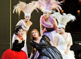 Elena Mosuc (Zerbinetta), Emily Magee (Primadonna/Ariadne), Eva Liebau (Najade / Eine Sch&auml;ferin), Marie-Claude Chappuis (Dryade / Ein Sch&auml;fer), Eleonora Buratto (Echo / Eine S&auml;ngerin). Bild: Sender