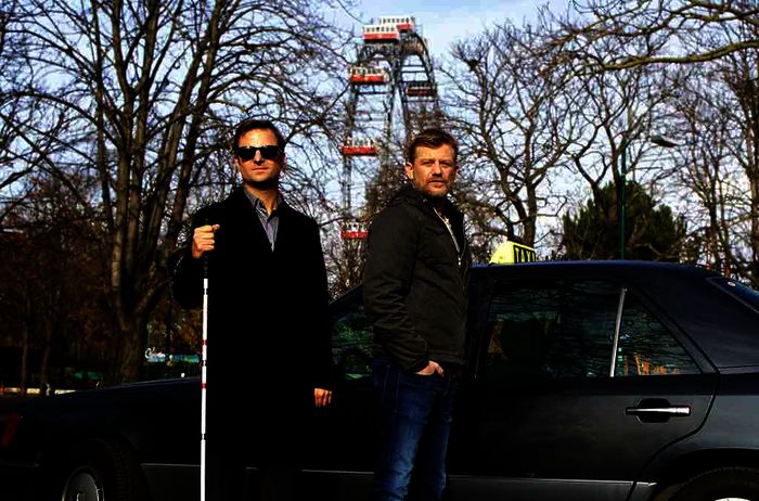Der Taxifahrer Nikolai Falk (Andreas Guenther) &uuml;bernimmt den Job des cleveren Privatchauffeurs mit Berliner Schnauze und geht gemeinsam mit dem Ex-Chefinspektor Alexander Haller (Philipp Hochmair) auf Verbrecherjagd.
Bild: Sender / ARD Degeto / Mona Film/Philipp Brozsek
