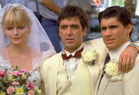 Tony (Al Pacino) mit seiner frisch angetrauten Ehefrau Elvira (Michelle Pfeiffer) und seinem besten Freund Manny Ray (Steven Bauer). Bild: Sender