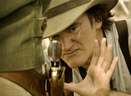 Regisseur Quentin Tarantino w&auml;hrend der Dreharbeiten am Set. Bild: Sender