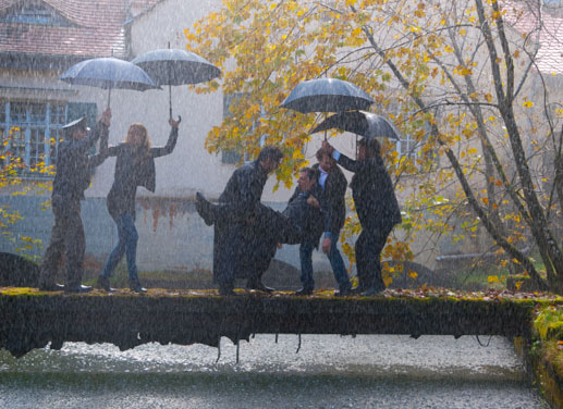 Nicht nur der Regen wird zum Problem: Der Anblick der "heiligen Daisy" hat den Dorfpfarrer umgehauen. v.l.n.r.: Dorfpolizist Hartl (Simon Schwarz), Evi (Lisa Maria Potthoff), Pater Paolo alias Vincenzo Barsotti (Fahri Yardim), Dorfpfarrer (Gerhard Wittmann), Georg (Christian Ulmen) und Bestattungsunternehmer M&ouml;slang (J&uuml;rgen Tonkel). Bild: Sender/Constantin