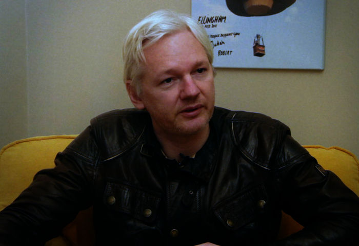 Julian Assange ist Aktivist der Enth&uuml;llungsplattform WikiLeaks und floh im Juni 2012 in die Botschaft Ecuadors in London. Dort lebt er seitdem im politischen Asyl. "Die Meinungsfreiheit ist das Grundrecht, das hinter allem steckt", sagt Assange im Interview mit Filmemacher Tarquin Ramsay im Januar 2012, "zerst&ouml;rt man die Grundlage, zerst&ouml;rt man auch alles andere." Bild: Sender