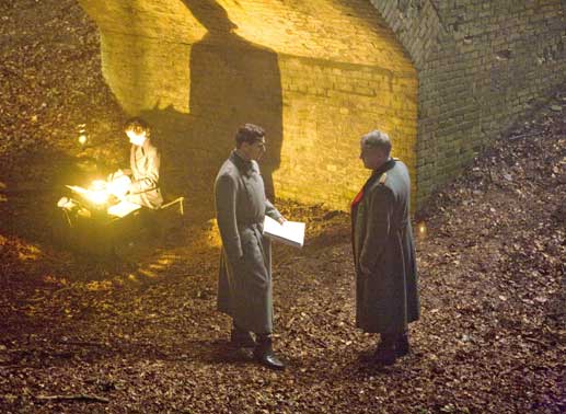 Stauffenberg (Tom Cruise, M.) und sein Mitverschwörer Henning von Tresckow (Kenneth Branagh) haben die "Walküre"-Pläne umarbeiten lassen, um bei einem erfolgreichen Attentat auf Hitler das Land schnell unter ihre Kontrolle bringen zu können. Bild: Sender