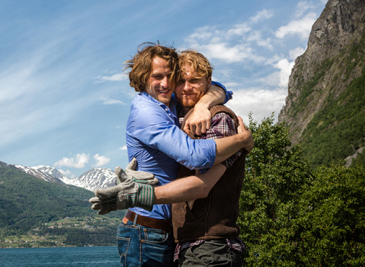 Die Br&uuml;der Isak (David Rott, li.) und Jonas (Lucas Prisor) verstehen sich wie beste Freunde. Bild: Sender / Olaf Raymond Benold