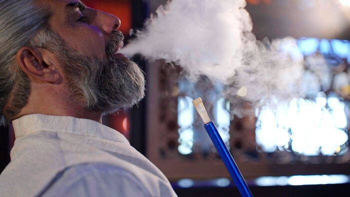 Blutsbande - Clans in Berlin: Parallelgesellschaft. Ahmad Mohammed raucht Shisha. Bild: Sender /  ZDF / Markus M&uuml;ller.