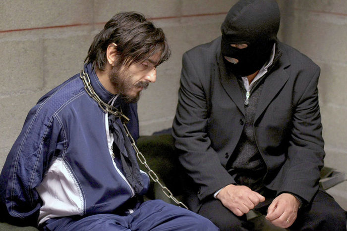 Der französische Unternehmer Stanislas Graff (Yvan Attal) wird von einem seiner maskierten Kidnapper gepeinigt. Bild: Sender / Agat Films & Cie / David Koskas
