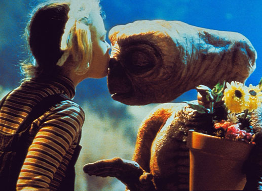 Drew Barrymore und der Kuss des Au&szlig;erirdischen. Bild: Sender