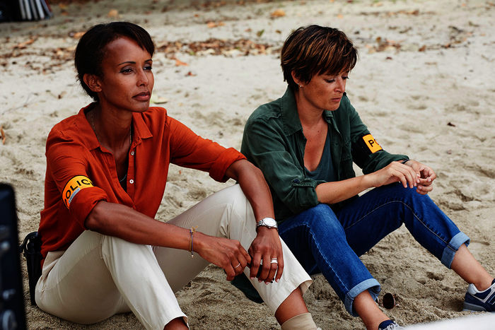 Deadly Tropics: Mélissa Sainte-Rose (Sonia Rolland) und Gaëlle Crivelli (Beatrice de la Boulaye) nähern sich, trotz anfänglicher Schwierigkeiten, an und versuchen das Beste aus der Zusammenarbeit zu machen. Bild: Sender / ZDF / Sylvie Castioni/ Best Image.