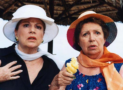 Omama (Inge Konradi) und Lilibet (Johanna von Koczian) versammeln die ganze Familie vor weihnachtlich geschm&uuml;ckten Palmen. Bild: Sender