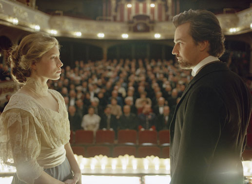 Obwohl seine Jugendliebe (Jessica Biel, l.) inzwischen mit Kronprinz Leopold verlobt wurde, unternimmt Zauberer Eisenheim (Edward Norton, r.) alle Anstrengungen, die Frau seines Herzens doch noch zu erobern. Auch wenn das bedeutet, dass er seine magischen Kr&auml;fte einsetzen muss ... Bild: Sender/Yari