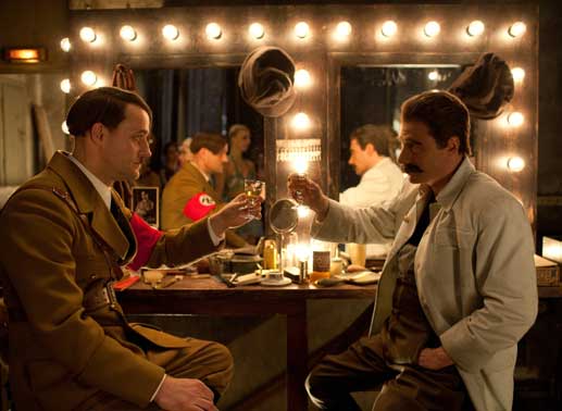 m Variet&eacute; Valetti: Siggi Meyer (J&uuml;rgen Vogel) ist "Der F&uuml;hrer", Hans Zeisig (Michael Bully Herbig) ist "Stalin". Bild: Constantin / Bavaria Pictures / Tom Trambow