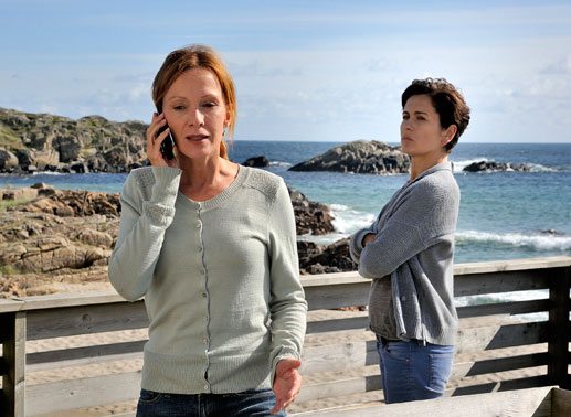 ibeke (Marie-Lou Sellem) erkennt während Brigittas (Katja Flint) Telefonat, daß Brigitta alles nur spielt und sie und Marie hintergeht. Bild: Sender