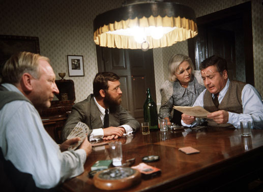 Ihr Blatt Herr Rosenblatt: (v.li.): Karl Merkatz (Karl Bockerer), Heinz Marecek (Dr. Rosenblatt), Ida Krottendorf (Sabine Bockerer), Alfred Böhm (Hatzinger) beim Kartenspiel. Bild: Sender
