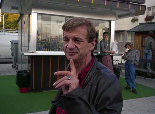 Herr Franz am W&uuml;rstelstand in Wien-Floridsdorf. Bild: Sender / Cosmos Factory / Peter Kasperak