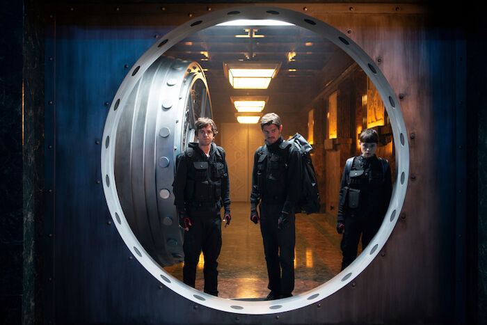 Countdown in Madrid: Thom (Freddie Highmore), James (Sam Riley) und Lorraine (&Agrave;strid Berg&egrave;s-Frisbey) brechen in den Tresorraum der Bank von Spanien ein. Bild: Sender / ZDF / Diego Lopez Calvin / Tele5Cinema. 