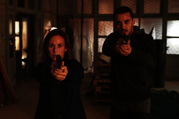 Amaia Salazar (Marta Etura) und ihr Kollege Jonan Etxaide (Carlos Librado 'Nene') jagen einen Verd&auml;chtigen in einem Fall, bei dem es um m&ouml;rderische Rituale, Geisterbeschw&ouml;rungen und Hexenpraktiken geht. Bild: Sender