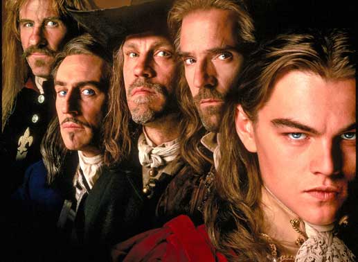 Frankreich im 17. Jahrhundert: Die drei Musketiere Athos (John Malkovich), Porthos (G&egrave;rard Depardieu) und Aramis (Jeremy Irons) wollen den tyrannischen K&ouml;nig Ludwig XIV. gegen dessen Zwillingsbruder (Leonardo DiCaprio) austauschen, der seit seiner Geburt in Gefangenschaft lebt. Doch der Plan wird ausgerechnet von D&rsquo;Artagnan (Gabriel Byrne), einem alten Kampfgef&auml;hrten der Musketiere, vereitelt ... Bild: Sender / United Artists Pictures Inc.