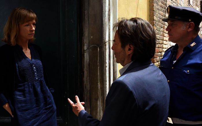 Commissario Brunetti (Uwe Kockisch) und sein Kollege Sergente Vianello (Karl Fischer) suchen die suspendierte Leiterin der Bibliothek Dr. Fabbiani (Jenniy Schily) auf. Bild: Sender / ARD Degeto / Nicolas Maas
