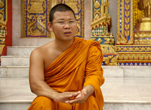 Der buddhistische Mönch Chan Chai ist strengstens darauf bedacht, selbst im Gro&szlig;stadtgetümmel Bangkoks jede noch so zufällige Berührung mit einer Frau zu vermeiden ... Bild: Sender