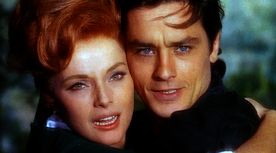 Als Julien (Alain Delon) seinen draufg&auml;ngerischen Zwillingsbruder Guillaume am Hofe vertreten muss, verliebt sich die sch&ouml;ne B&uuml;rgerin Caro (Virna Lisi) in ihn. Bild: Sender / M&eacute;diterran&eacute;e Cin&eacute;ma / Mizar Films / Agata Film