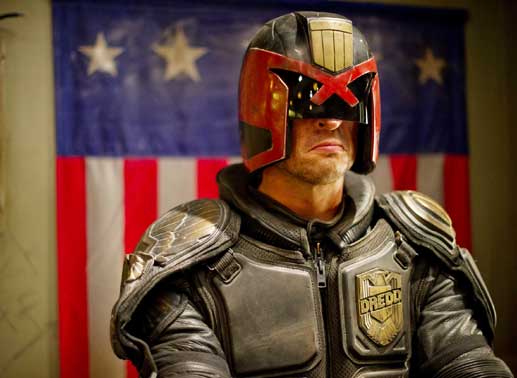 Dredd (Karl Urban) ist einer der Judges, die in der Metropole Megacitiy One &uuml;ber Recht und Ordnung herrschen und die Polizeigewalt, Richter und Henker in einer Person vereinen. Bild: Sender