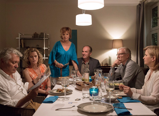 Paul (Henry Hübchen, li.), Christiane (Leslie Malton, 2. v. li.), Vera (Ulrike Kriener), Heiko (Herbert Knaup), Klaus (Ernst Stötzner, 2. v. re.) und Marlene (Johanna Gastdorf, re.) treffen sich zum Abendessen. Bild: Sender / Georges Pauly