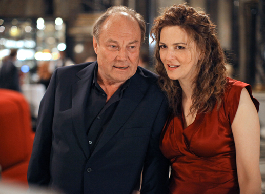 Da ist die Welt noch in Ordnung: Klaus Maria Brandauer und Martina Gedeck. Bild: Sender