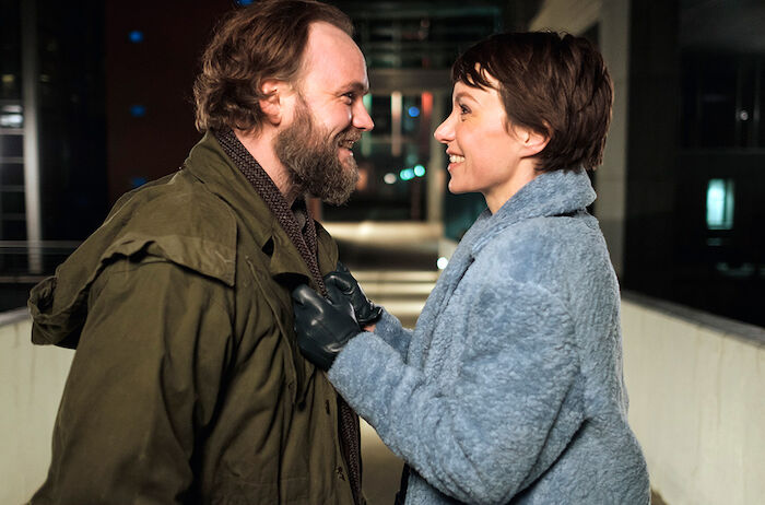 Gerold Plassek (Thomas Stipsits) und Rebecca Fessler (Julia Koschitz) auf dem Heimweg von ihrer ersten Verabredung.
Bild: Sender / BR / ORF / Mona Film / Tivoli Film / Petro Domenigg