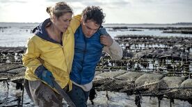 Liebe braucht Meer:  Alain (David Vormweg) hilft Lissi (Morgane Ferru) aus der Austernzuchtanlage. Bild: Sender / ARD Degeto Film / Bantry Bay Productions GmbH / Christine Tamalet