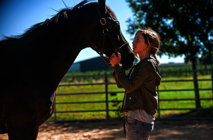 Jana (Lena Klenke) und der wilde Vollbluthengst &bdquo;Rock My Heart&ldquo;. Bild: Sender / ARD Degeto / Neue Sch&ouml;nhauser Filmproduktion