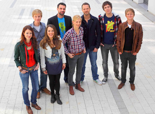 Nicole K&ouml;ster, Moderatorin des EinsPlus-Trendmagazins "in puncto", Philip Walulis, Moderator der Mediensatire "Walulis sieht fern", Sandra Jozipovic, Moderatorin des w&ouml;chentlichen Musikmagazins "BEATZZ", Steffen K&ouml;nig, Moderator des Reportage-Formats "Mission Mittendrin", Franziska Storz, Moderatorin der Reportage-Sendung "Klub Konkret", Frederik Peters und Stefan B&auml;chle, Moderatoren des Gaming-Magazins "Reload" und Pierre M. Krause, Moderator des Wissensquiz "Quiz@Home".Bild: Sender