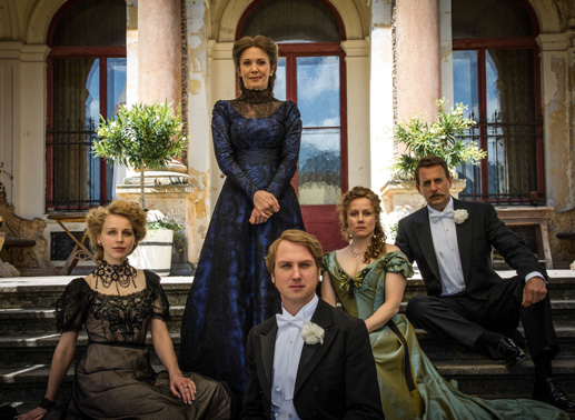Iris Berben in der Rolle der Cosima Wagner in "Der Clan". Weiters:JFelix Klare, Petra Schmidt-Schaller, Lars Eidinger und Eva L&ouml;bau. Bild: Sender