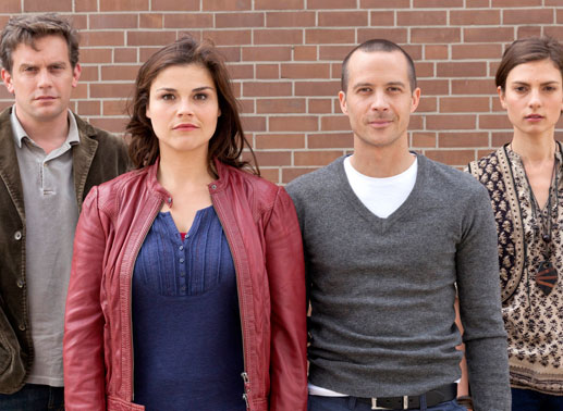 Jan (Barnaby Metschurat und Katja (Katharina Wackernagel) haben sich scheiden lassen. Erst lässt er sich auf die Kellnerin Aimee (Laura de Boer) ein, dann beginnt sie eine Beziehung mit dem Kollegen Bernhard (Sebastian Bezzel). Irgendwie kommen beide nicht wirklich voneinander los. Bild: Sender