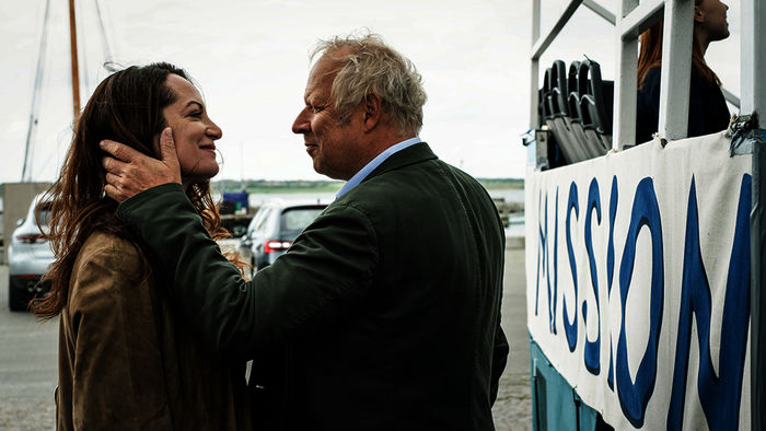 Die F&auml;hre legt am Hafen an, die Sch&uuml;ler steigen in den Bus. Beate (Natalia W&ouml;rner), Klaus (Axel Milberg). Bild: Sender