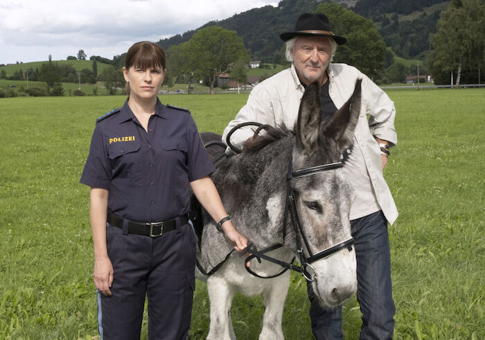 Mein Vater, der Esel und ich: Tinka (Isabell Polak) bekommt &uuml;berraschenden Besuch von Hartmut &bdquo;Bonanza&ldquo; Zeller (G&uuml;nther Maria Halmer). Bild: Sender / ARD Degeto / Kerstin Stelter