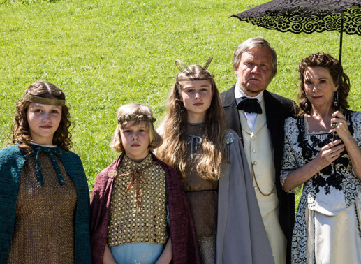 Iris Berben in der Rolle der Cosima Wagner in "Der Clan". Weiters:Justus von Dohnanyi, Petra Schmidt-Schaller, Lars Eidinger und Eva L&ouml;bau. Bild: Sender