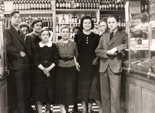 Theo Albrecht (ganz links) und Karl Albrecht (ganz rechts) mit dem Personal des elterlichen Gesch&auml;fts in Essen, 1939. Bild: Sender / Privatfoto