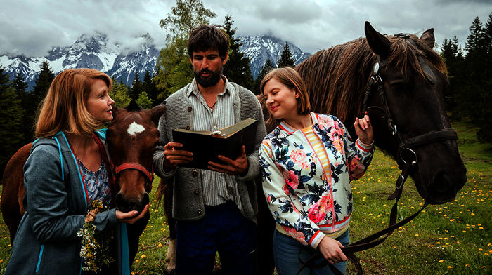 Hanna (Anette Frier) sieht das Verh&auml;ltnis zwischen Beate (Anna Drexler) und Leonhard (Tom Beck) mit gemischten Gef&uuml;hlen. Bild: Sender / ARD Degeto / Marc Reimann