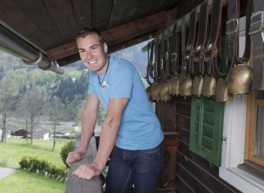 Florian &ndash; Der abenteuerlustige Naturbursch, 26 Jahre aus Vorarlberg. Florian betreibt eine Mutterkuhhaltung und Milchwirtschaft. Der abenteuerliche Naturbursch hat eine 5-j&auml;hrige Tochter, die er als seinen absoluten Goldschatz bezeichnet. Auch mit seiner zuk&uuml;nftigen Freundin m&ouml;chte er noch Kinder bekommen. Bild: Sender