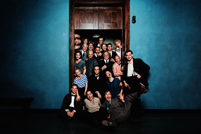 Key-Visual "Die Neue Zeit": Die Hauptdarsteller der Event-Mini-Serie t&uuml;mmeln sich alle im Rahmen einer offenen stehenden T&uuml;r. Julia Franz Richter Ernst St&ouml;tzner, Julia Goldberg, Sven Schelker, Anna Maria M&uuml;he, August Diehl, Valerie Pachner, Marek Harloff, Ludwig Trepte, Alexander Finkenwirth, u. v. a. Bild: Sender / ZDF / Mathias Bothor. 