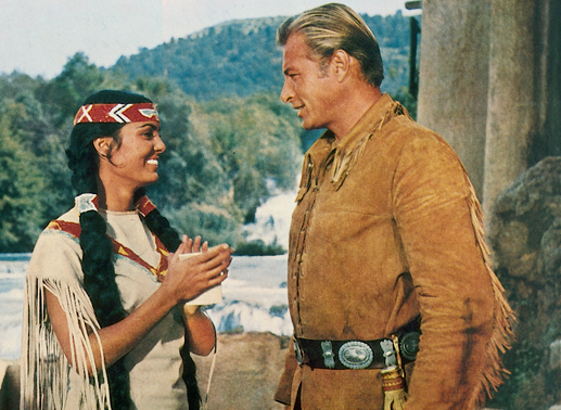 Old Shatterhand (Lex Barker) besucht die sch&ouml;ne Halbindianerin Paloma (Daliah Lavi). Bild: Sender