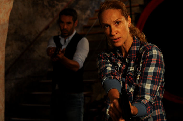 Kommissarin Sonja Schwarz (Chiara Schoras) und „Capo“ Matteo Zanchetti (Tobias Oertel) jagen einen Entführer. Bild: Sender / ARD Degeto / Hans-Joachim Pfeiffer,