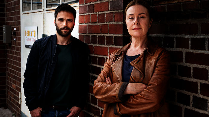 Karim Chérif (Rolle Youssef El Kilali) und Lina Wendel (Rolle Anne Marie Fuchs). Bild: Sender / WDR / Martin Rottenkolber