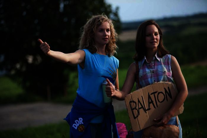 Die beiden Schwestern Catrin Streesemann (Cornelia Gr&ouml;schel) und Maja Streesemann (Sonja Gerhardt) versuchen per Anhalter zum Balaton zu kommen, wo sie ihren gemeinsamen Urlaub verbringen m&ouml;chten. Bild: Sender