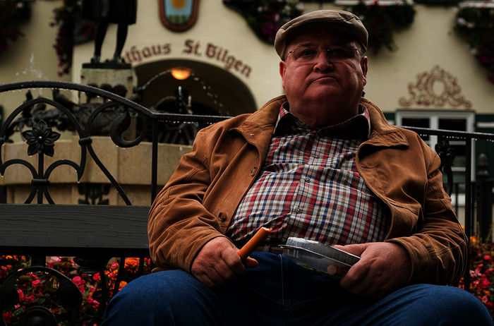 Die Bockwurst immer dabei: Das Berliner Original Krüger (Horst Krause) im österreichischen Urlaubsparadies. Bild: Sender / ARD Degeto / Conny Klein