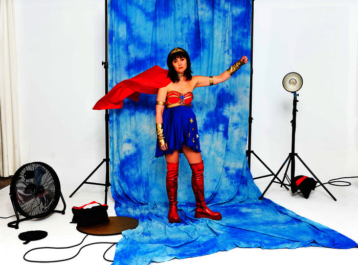 Lu von Loser: Die schwangere Lu (Alice Gruia) beim Fotoshooting im Frauenpower-Fantasy-Kostüm. Bild: Sender / ZDF und PATRICK ESSEX.