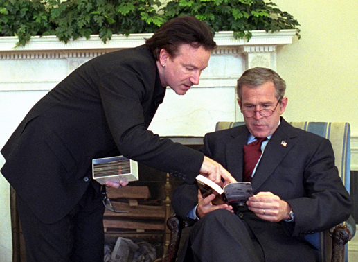 S&auml;nger Bono trifft den damaligen US-Pr&auml;sidenten George W. Bush im Oval Office. Bild: Sender