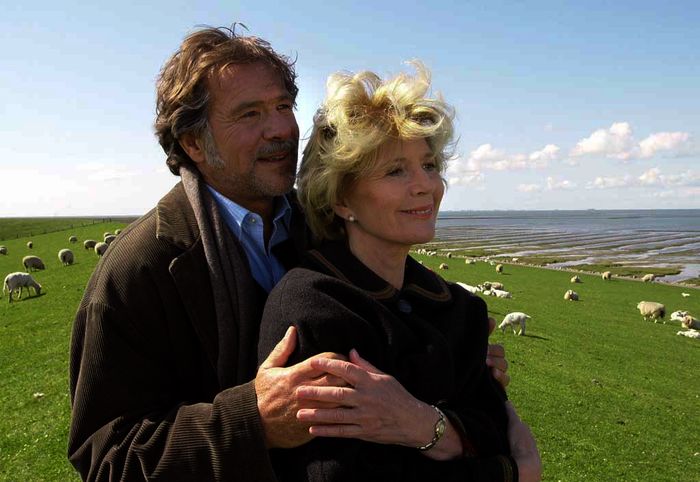 Hannes (Götz George) erfüllt der Almb&auml;uerin Rosa (Christiane H&ouml;rbiger) ihren sehnlichsten Wunsch: Einmal das Meer zu sehen! Bild: Sender / ARD / DEGETO /Uwe Ernst