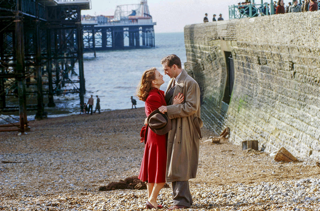 Sarah (Julianne Moore) und Maurice (Ralph Fiennes) genie&szlig;en eine Auszeit am Meer. Bild: Sender / David Appleby 
