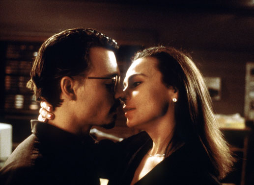 Johnny Depp und Lena Olin kommen sich näher. Bild: Sender